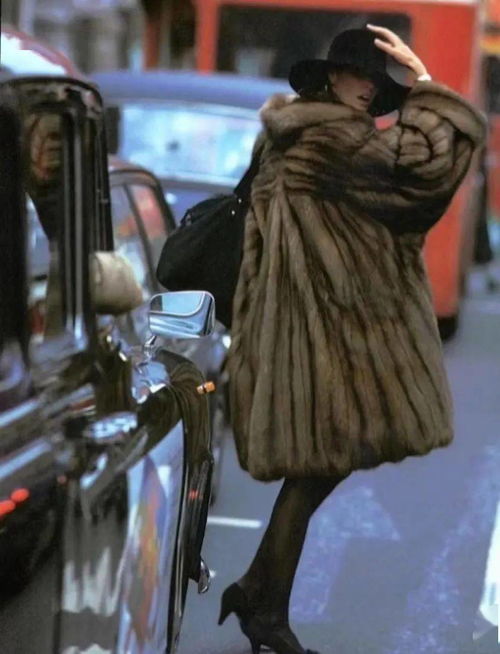 冬日里黑色丝袜的时尚革命 毛圈袜的温暖与性感