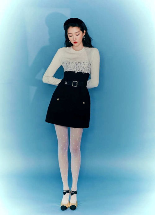 黑白之间，红唇撩人 关晓彤裙装造型展现丝袜时尚魅力