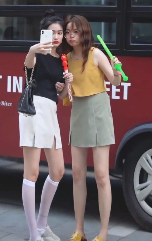 从黑色丝袜到‘奶粉袜’ 街头时尚的颠覆与男性凝视下的审美流变