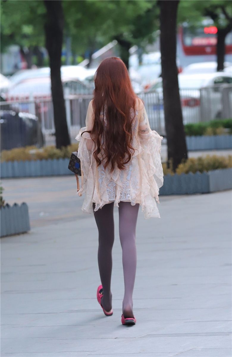 灰色丝袜 时尚与自信的完美结合